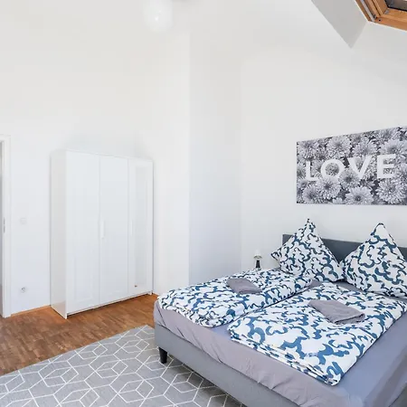 Sky Loft - Moderne Dachwohnung Mit Terrasse Und Blick Aufs Rathaus